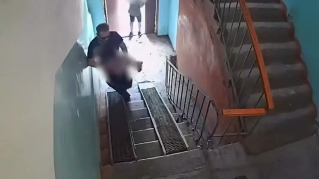 Мужчина в Тюмени попытался изнасиловать пятилетнюю девочку в подъезде