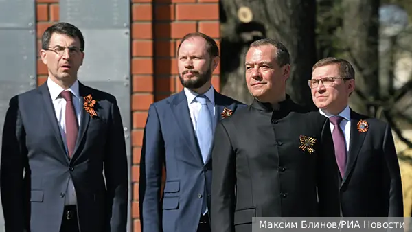 Медведев спел «День Победы» на церемонии зажжения вечных огней