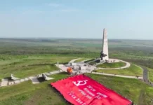 rekordnoe znamya pobedy ustanovleno nad saurmogiloj dnr-infovzor-ru-0