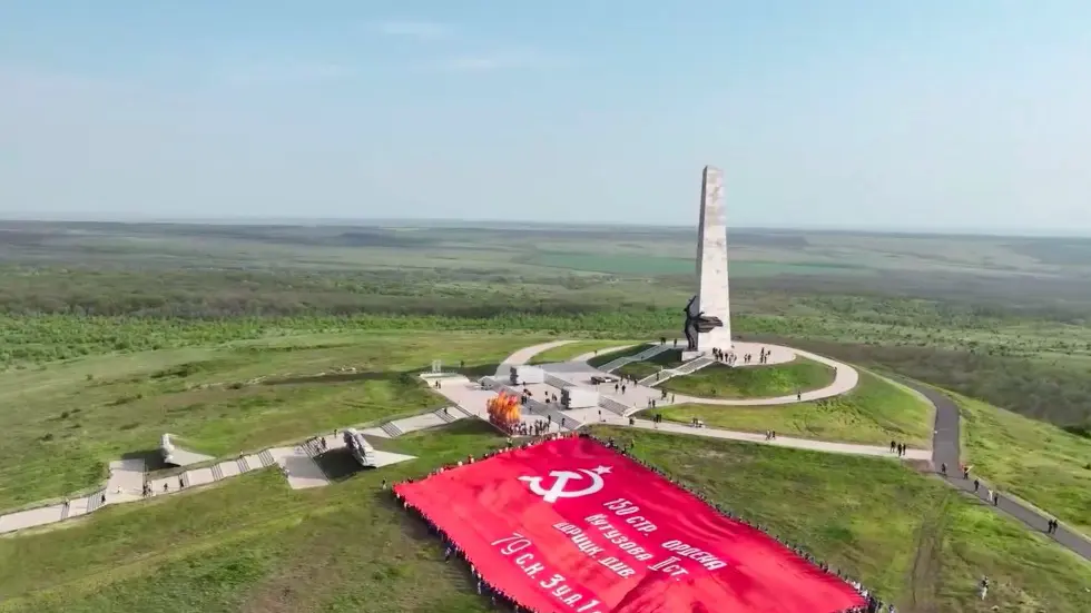 Самое большое Знамя Победы в мире развернули на «Саур-Могиле» в ДНР