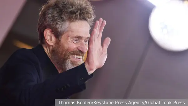 Уиллем Дефо послушал «Коробочку» в российском павильоне на Венецианской биеннале