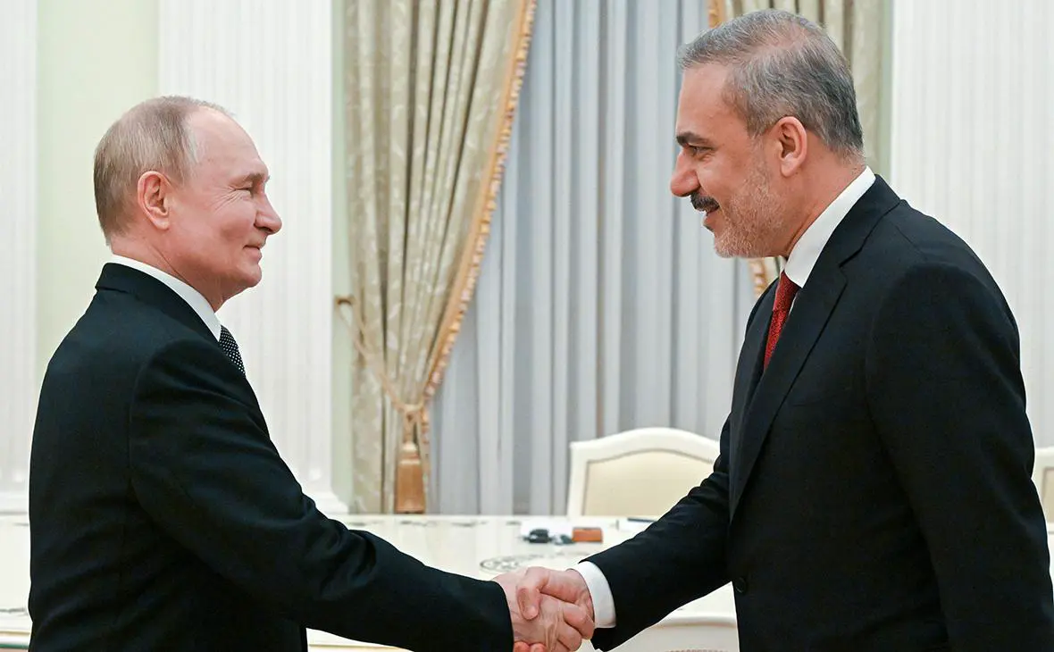 Владимир Путин и Хакан Фидан (Сергей Гунеев / ТАСС)