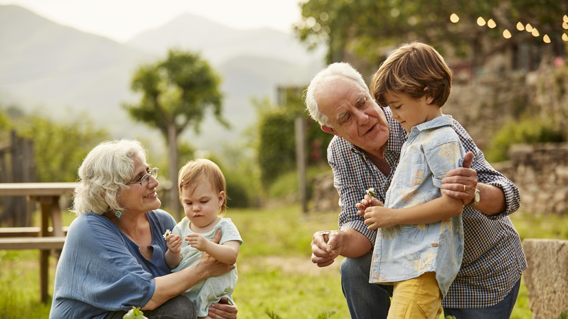 Психолог Архипова рассказала, как общаться с внуками
