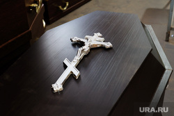 Рабочие цеха похоронного агентства «Реквием». Курган , крест, похоронное бюро, похоронный бизнес, гроб