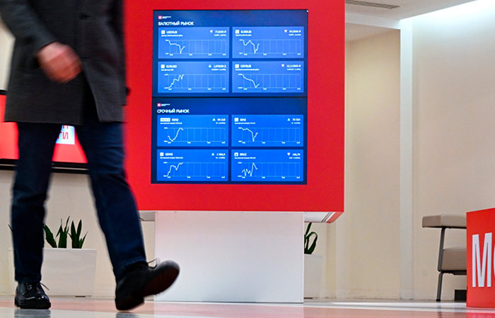 Рынок акций РФ развернулся вниз на решении ЦБ РФ повысить ставку до 21%