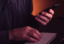 Важное предупреждение о новом виде телефонного мошенничества в Москве Computer hacker using smartphone device