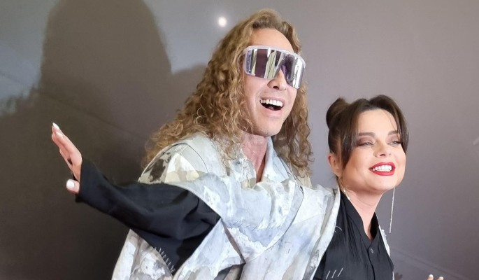 Поклонники беспокоятся: у мужа Королевой появилась длинноногая муза