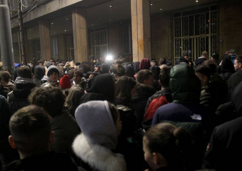 Протестующие выгнали с митинга людей с флагами ЕС в Белграде