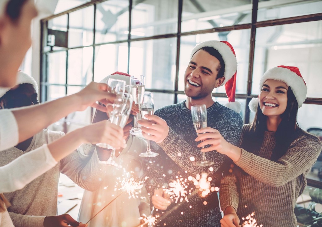 Стало известно, сколько россиян готово променять корпоративы на премию