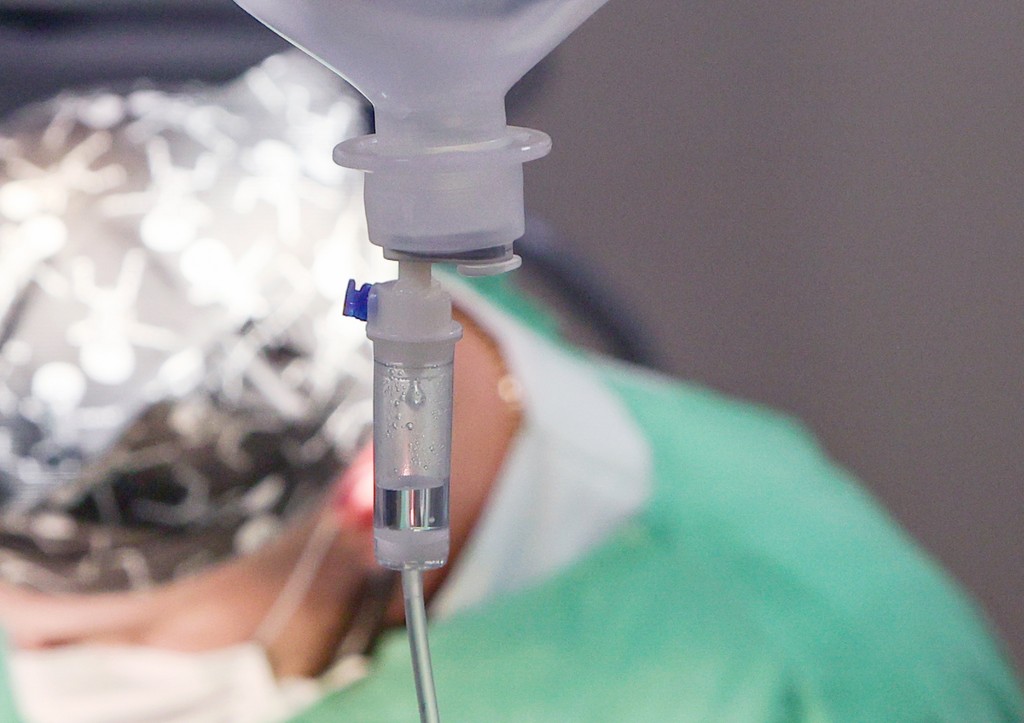 Россиянин едва не лишился руки при работе с болгаркой