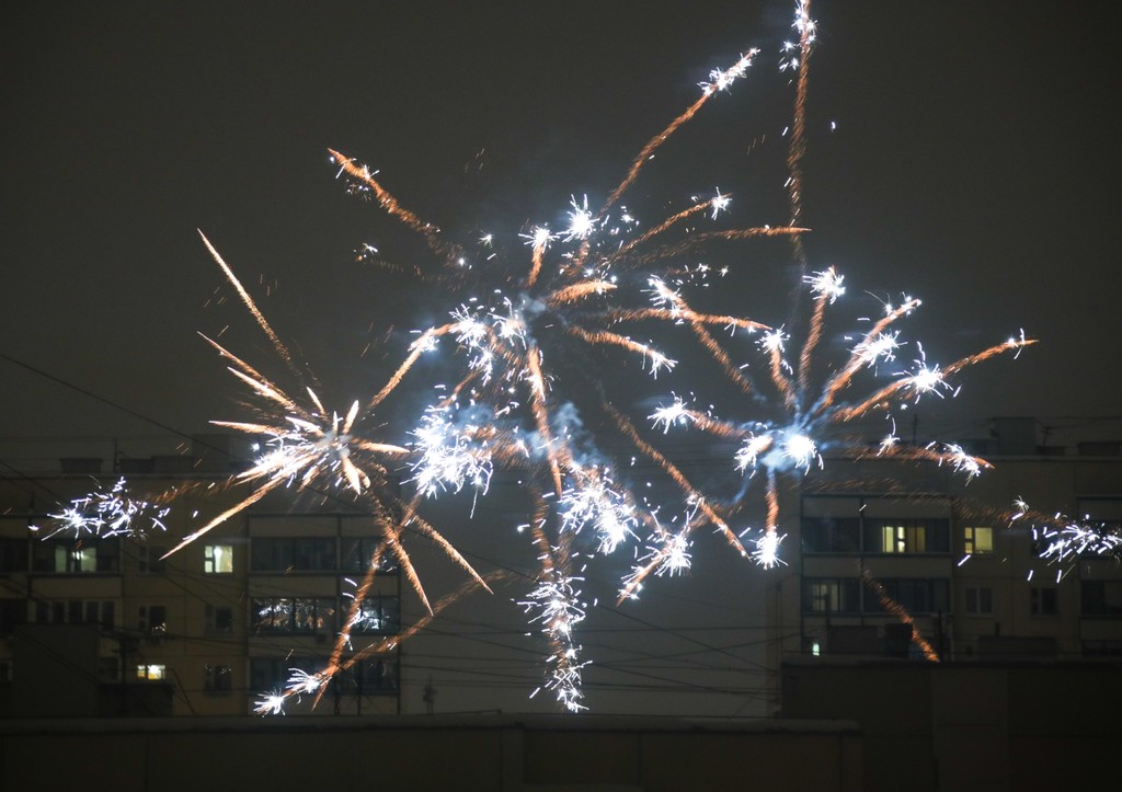 Москвичам напомнили о штрафах за запуск новогодних салютов