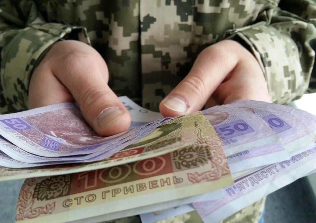 Боец пожаловался на огромную разницу в зарплате наемников и мобилизованных