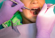 Инцидент с ребенком в оздоровительном учреждении Екатеринбурга Pediatric dentist examining a little boys teeth in the dentists chair at the dental clinic A child with a dentist in a dental office Close up of dentist examination little boys teeth in clinic