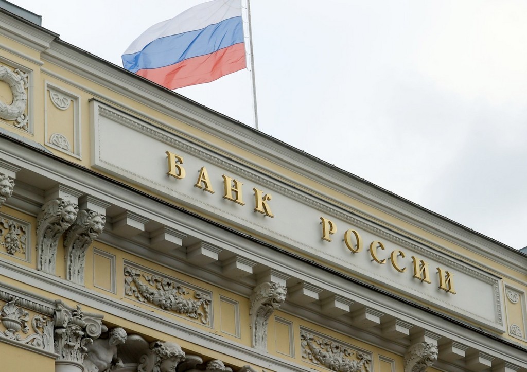 Центробанк будет следить за денежными переводами россиян