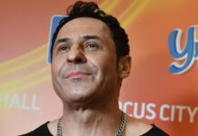 Неожиданные воспоминания Костюшкина о работе с Вайкуле 037c2989-dafd-4960-a9d9-fd9a0ae06423-67ef0946