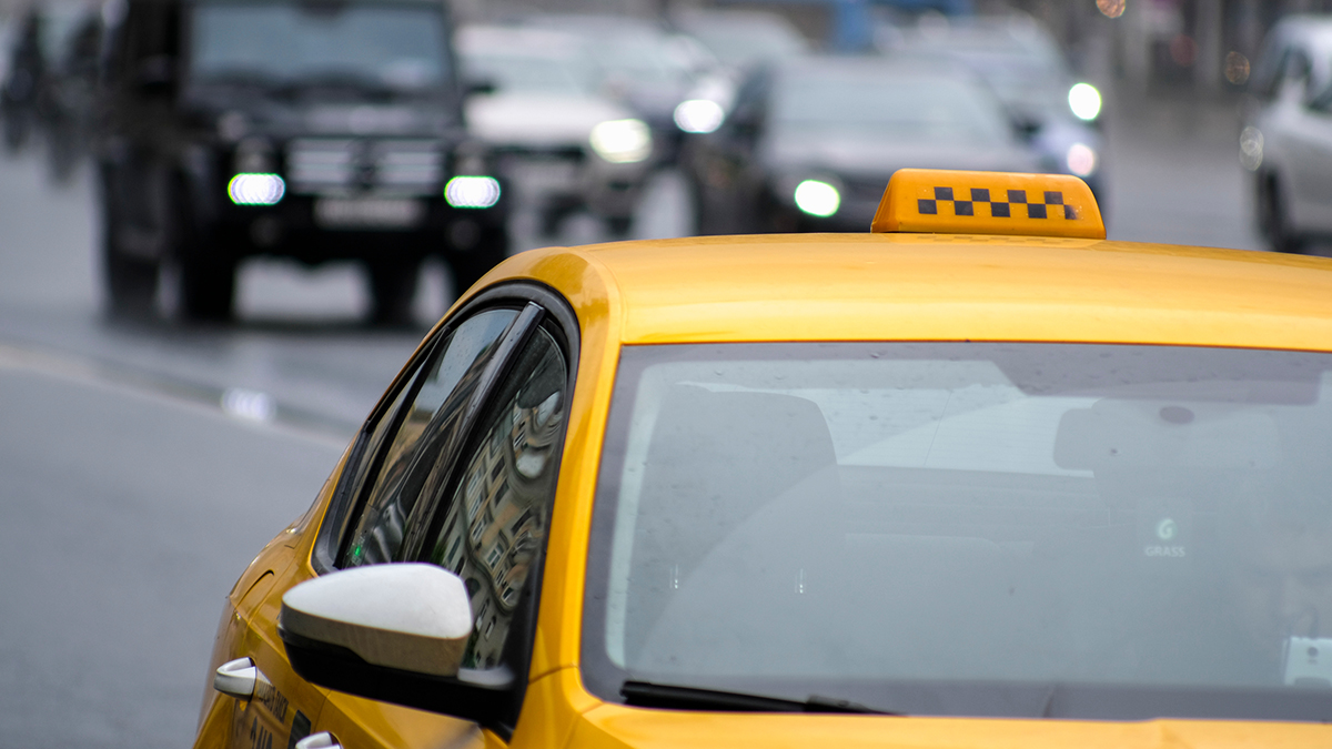 Везти до военкомата: таксисты в Одессе получили заказ на отлов военнообязанных