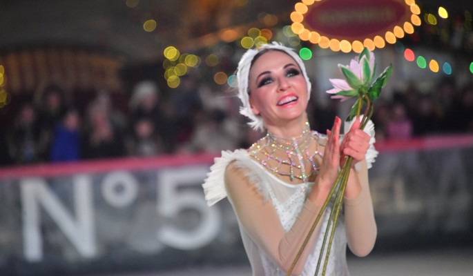 Увешанная бриллиантами Навка похвасталась богатством