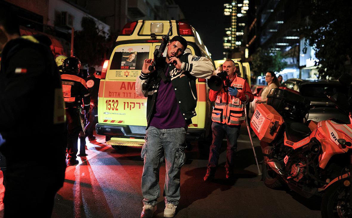 Службы экстренной помощи работают на месте предполагаемого теракта в Тель-Авиве, Израиль, 21 января 2025 года (Itai Ron / Reuters)