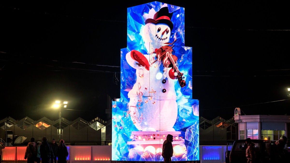 «Зима в Москве»: в парке «Сокольники» появился виртуальный снеговик