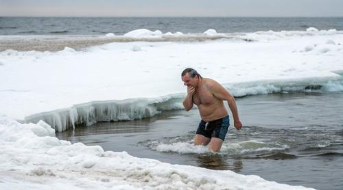 В Крыму купание в Крещение может пройти буквально в черном море
