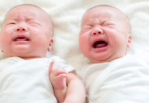 Удивительный феномен роста числа близнецов в современном мире New born baby twins cry