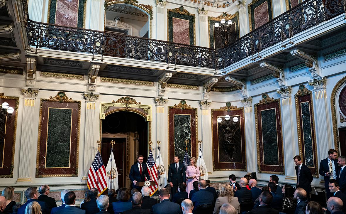 Вице-президент Джей Ди Вэнс выступает на церемонии приведения к присяге министра обороны Пита Хегсета (Kent Nishimura / Getty Images)