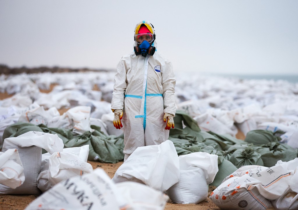 Раскрыта точная масса мазута, попавшего в море после крушения танкеров