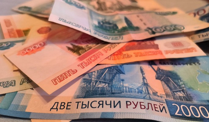 Зарплаты растут: людям каких профессий стали платить больше