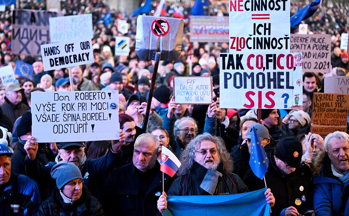 Демонстранты на антиправительственной акции протеста в Братиславе, Словакия, 24 января 2025 года (Radovan Stoklasa / Reuters)