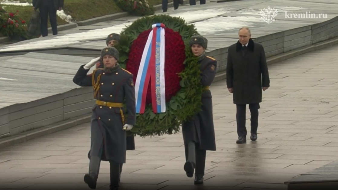 Путин возложил цветы к могиле брата в Санкт-Петербурге