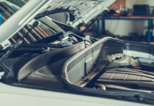 Успешная операция по задержанию наркокурьера в Подмосковье AutomotiveAndTransportationThemeCarInsideServiceStationWithHood