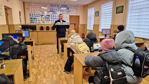 Возможно, детям рассказывали, что гаишники никогда не нарушают правила