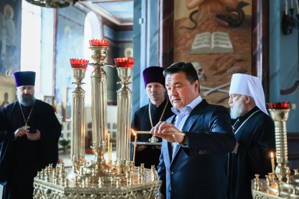 Андрей Воробьев в Зарайском кремле встретился с митрополитом Крутицким и Коломенским и прихожанами