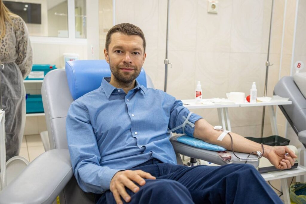 Алексей Вихарев и волонтеры стали донорами крови