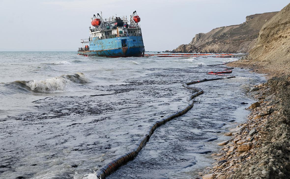 Потерпевший крушение танкер Волгонефть-239 и нефтепродукты вдоль побережья Черного моря, Краснодарский край (Сергей Мальгавко / ТАСС)