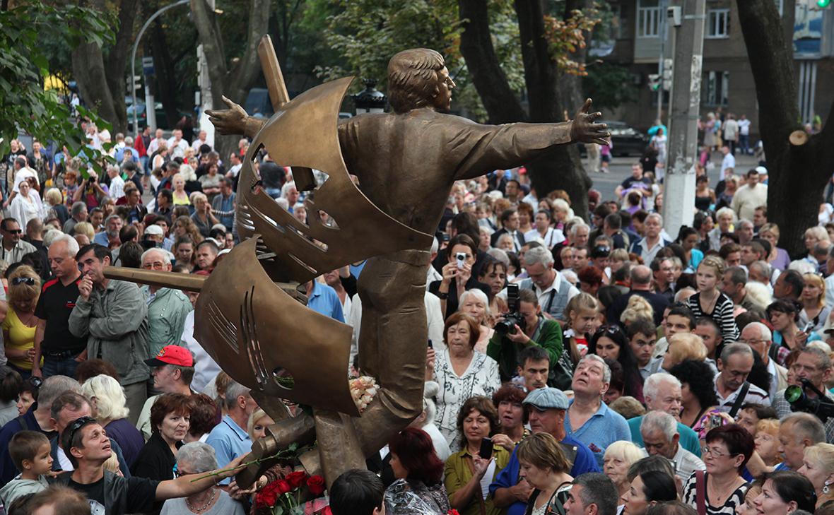 Торжественное открытие памятника поэту, певцу и артисту Владимиру Высоцкому у Одесской киностудии в 2012 году (Сергей Поляков / РИА Новости)