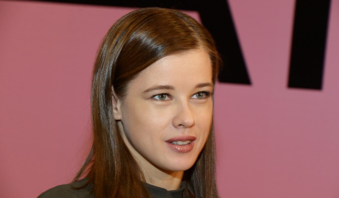 Худенькая Шпица показала свое питание во время съемок