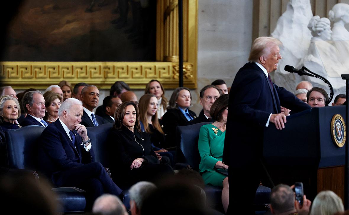 Джо Байден и Камала Харрис слушают инаугурационную речь президента США Дональда Трампа (Evelyn Hockstein / Reuters)