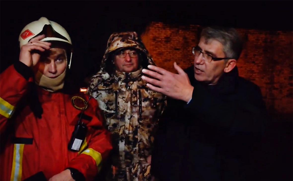 Дмитрий Миляев (справа) осматривает территории падения обломков БПЛА (dmilyaev / Telegram)