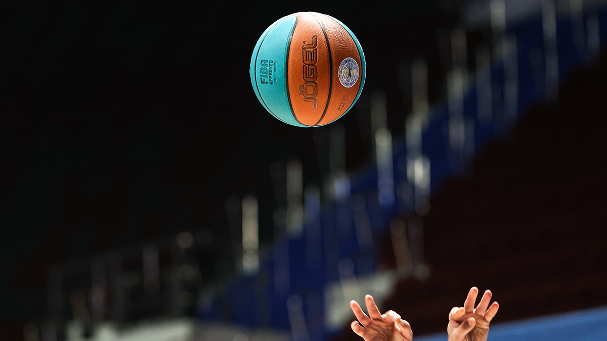 Капитан школьной команды по баскетболу спас жизнь сопернику во время игры