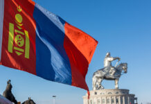 Массовая демонстрация в Улан-Баторе привлекла внимание к важным социальным вопросам MongoliaFlagWithSoftBlurChinggisKhanStatueInBackground