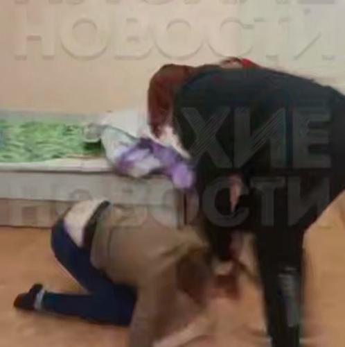 Жесть из Архангельской области: быдловатая воспитанница детского дома жестоко избила более слабую девочку из-за трусов