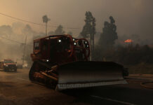 Масштабная операция по расчистке дорог после пожаров в Калифорнии f2b07bb7-d839-47d6-a3be-f2a77d202e95-67d3b910