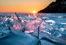 Загадочный рыцарь украсил подводный мир Байкала TransparentIceOnLakeBaikalAtSunsetInWinter
