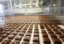 Производство кондитерской продукции на фабрике Красный Октябрь к 8 Марта