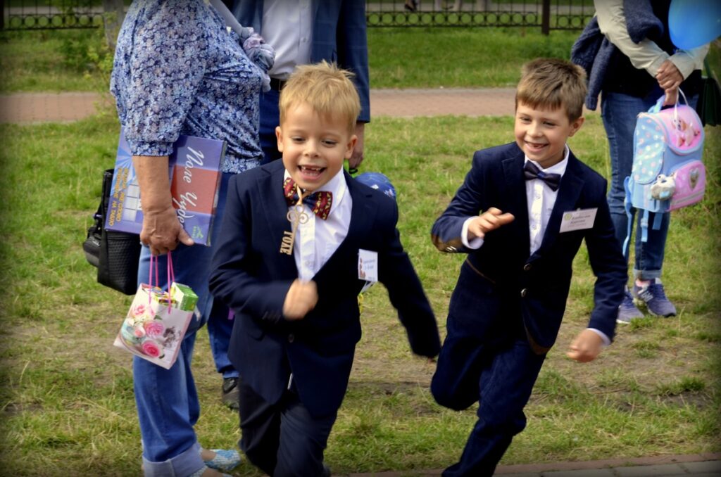 первоклассники играют в догонялки