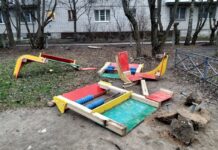 razrushennaya detskaya ploshadka