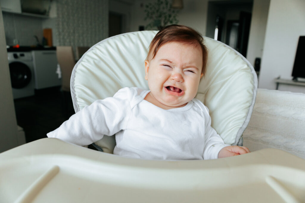 ребенок плачет