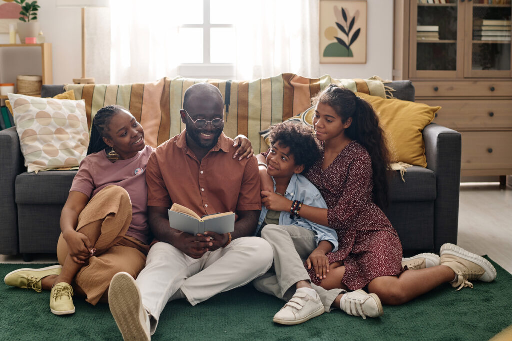 родители читают вместе с детьми