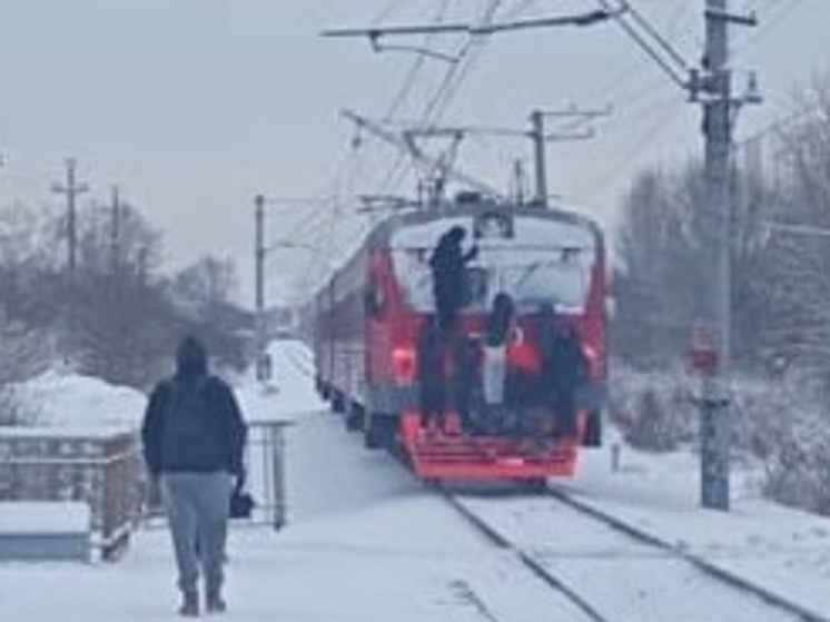 В Екатеринбурге подростки катались на поезде, зацепившись за последний вагон